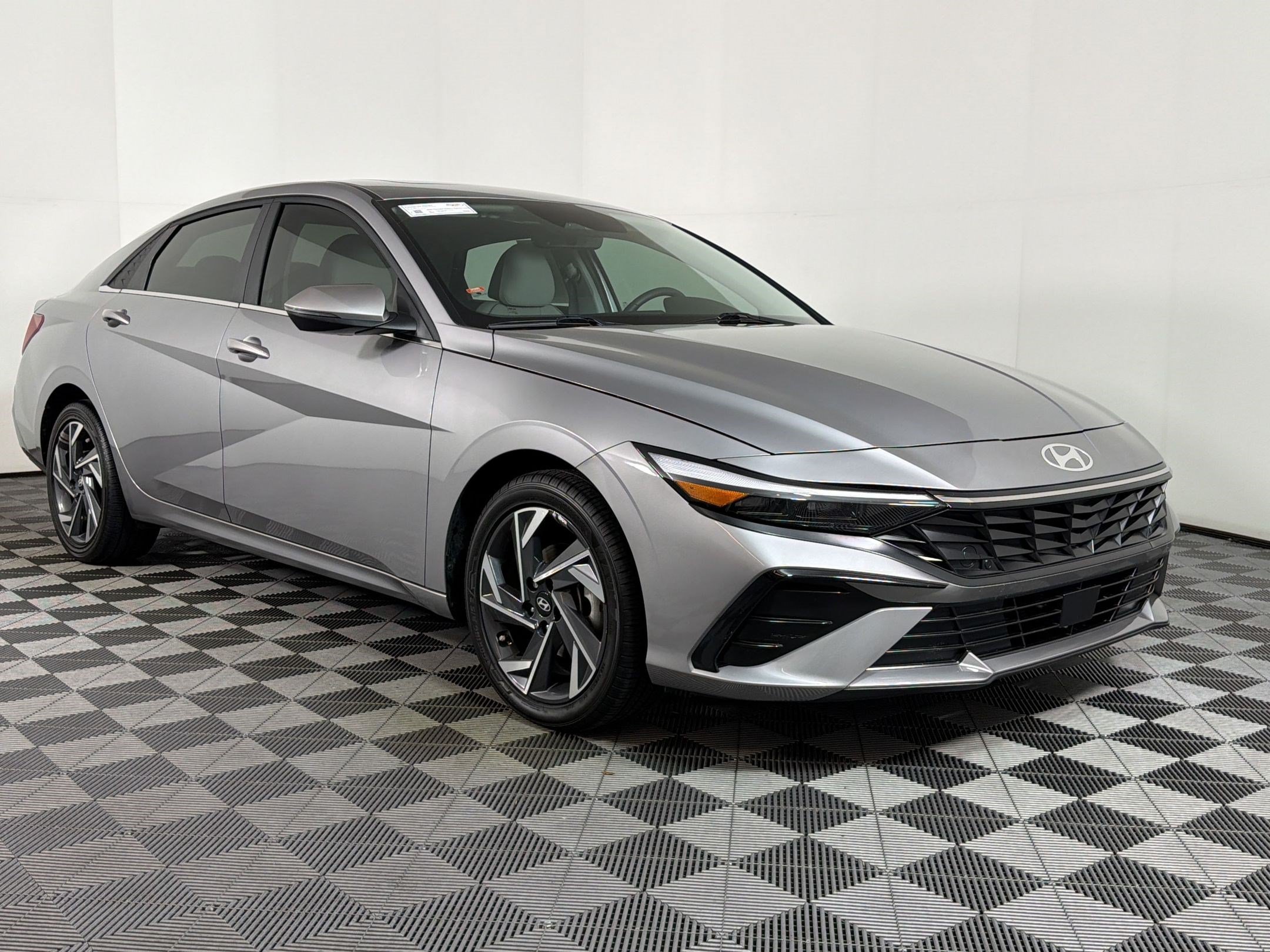 Used 2025 Hyundai Elantra Limited FWD image 26