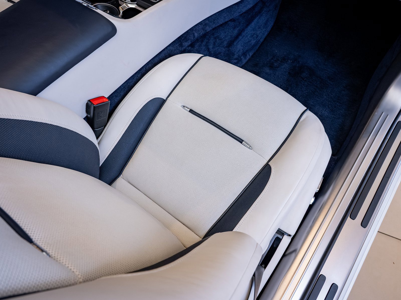 Used 2018 Rolls-Royce Dawn image 22