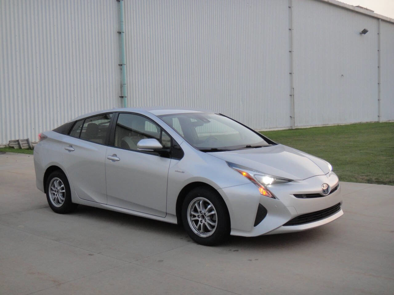 Used 2018 Toyota Prius Two w/ Prius Two Safety Plus Package image 4