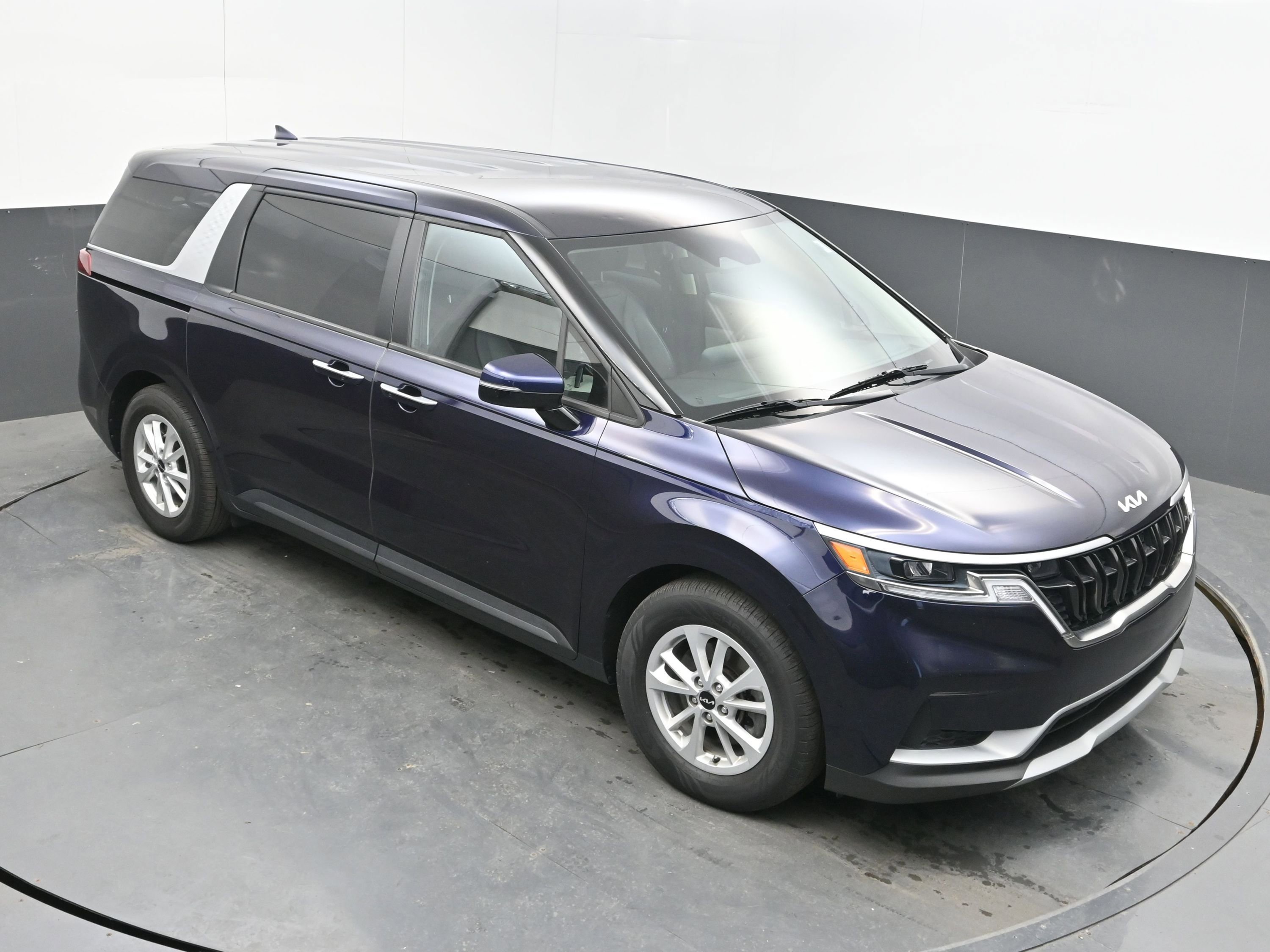 Used 2023 Kia Carnival LX image 29