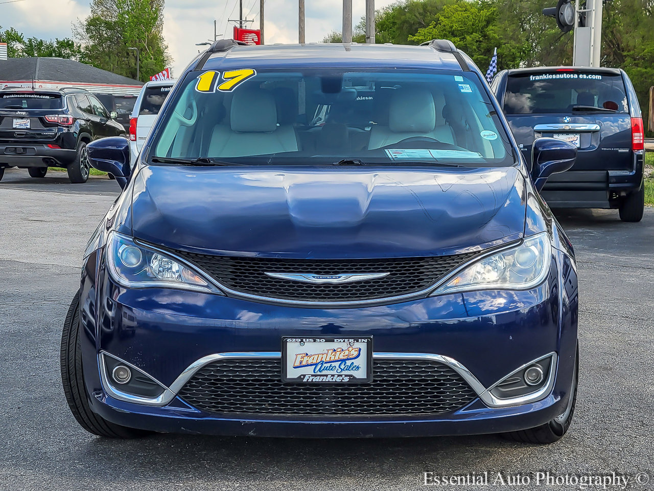 Used 2017 Chrysler Pacifica Touring-L w/ Tire & Wheel Group FWD image 3