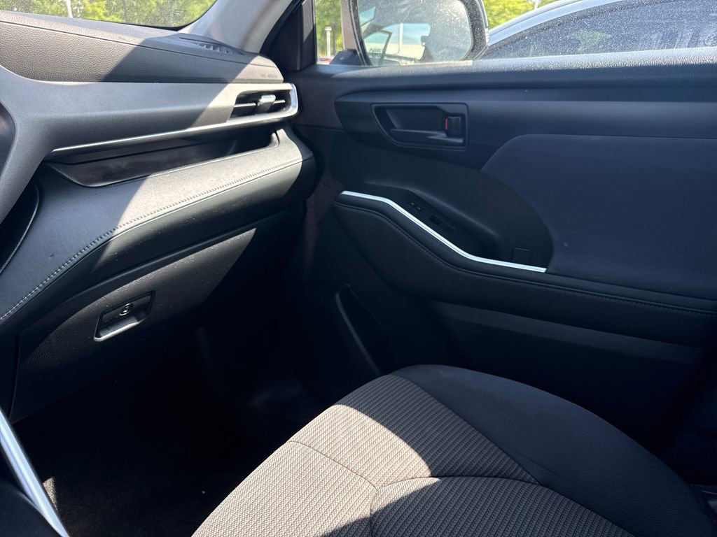 Used 2023 Toyota Highlander LE AWD/4WD image 32