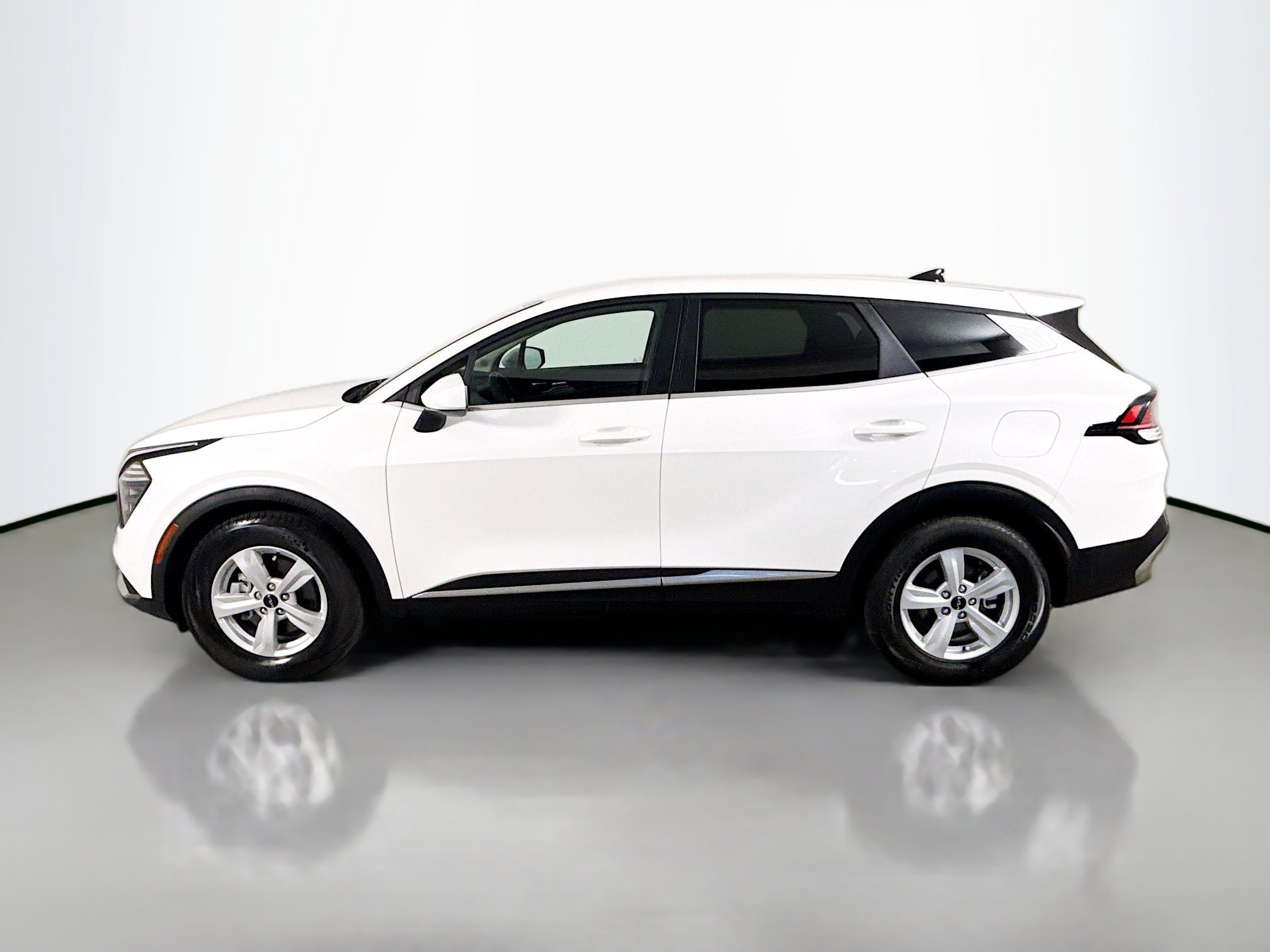 Used 2025 Kia Sportage LX image 6
