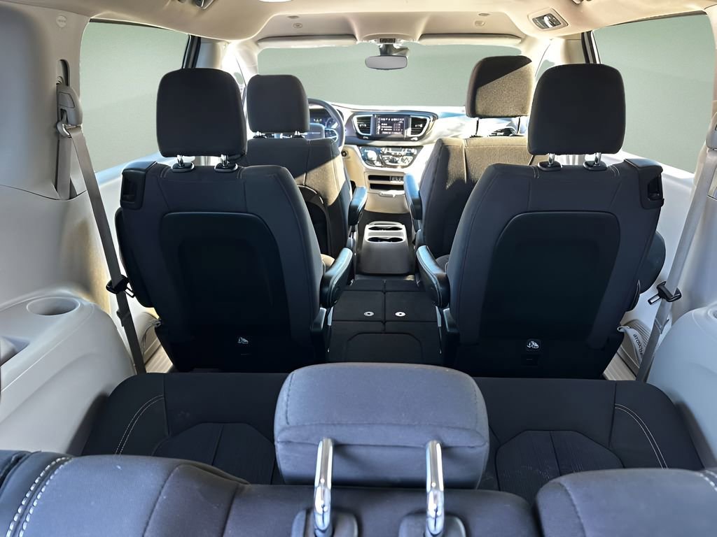 Used 2023 Chrysler Voyager LX image 16