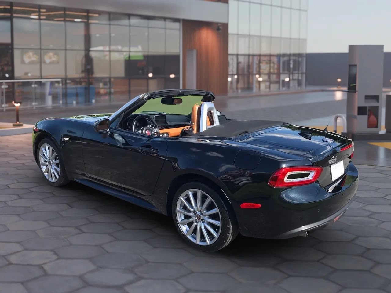 Used 2017 FIAT 124 Spider Lusso RWD image 9