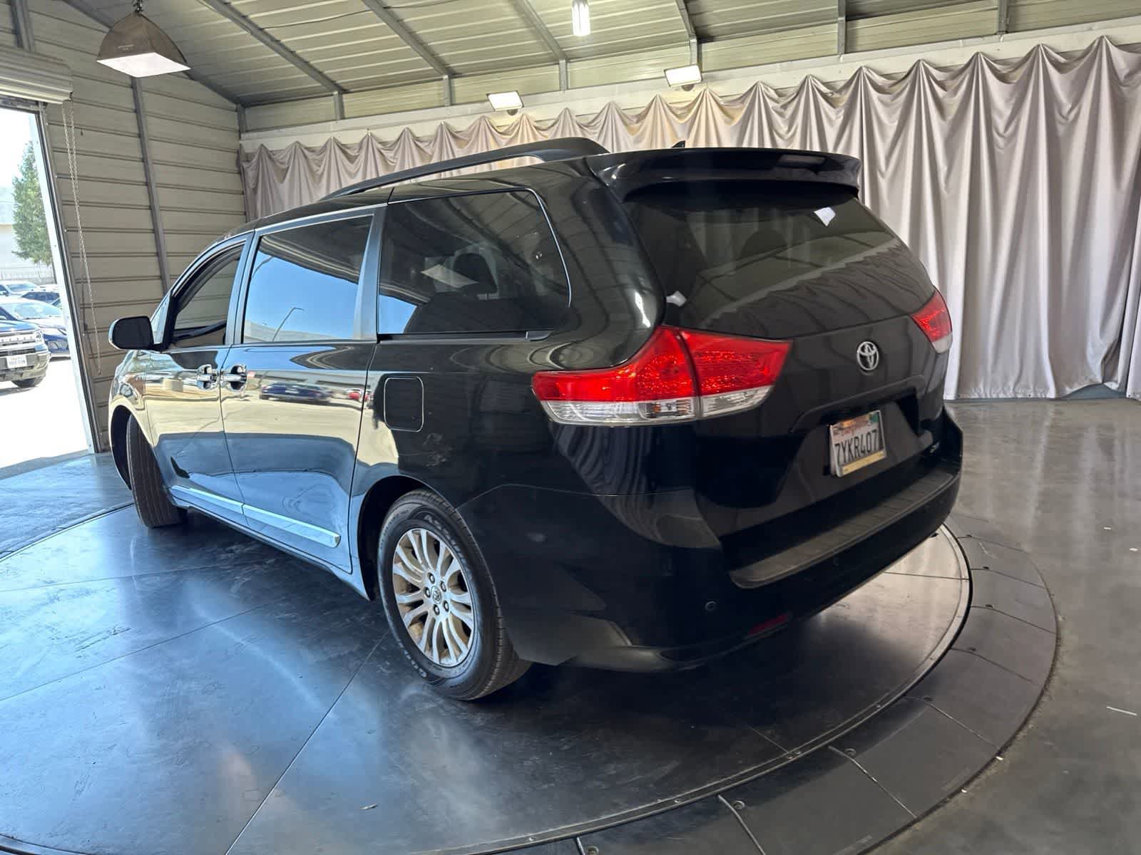 Used 2014 Toyota Sienna XLE w/ XLE Premium Package FWD image 7