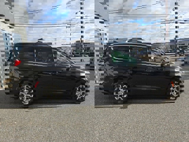 Used 2024 Chrysler Voyager LX image 15