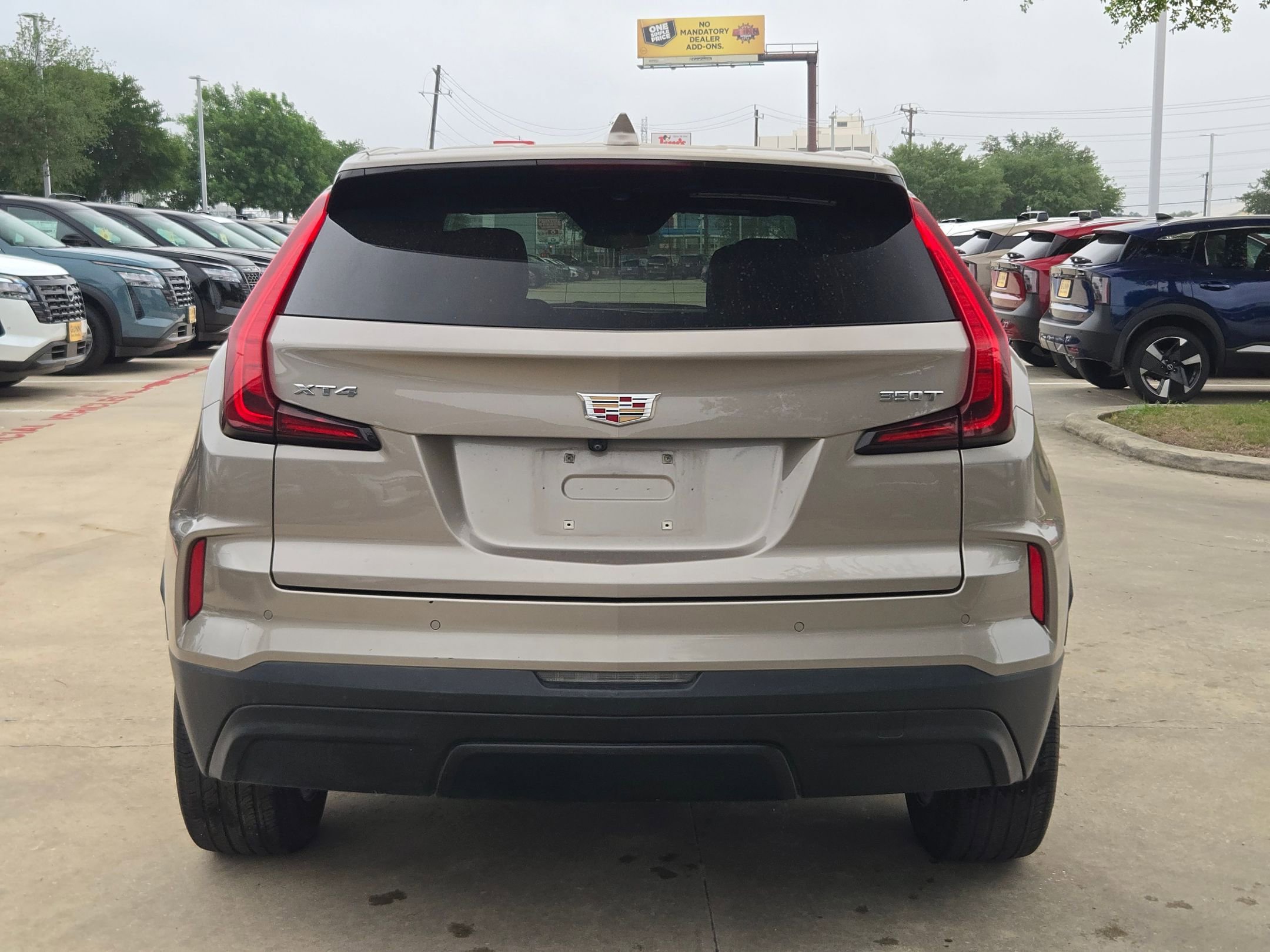 Used 2024 Cadillac XT4 Luxury w/ Cold Weather Package FWD image 4