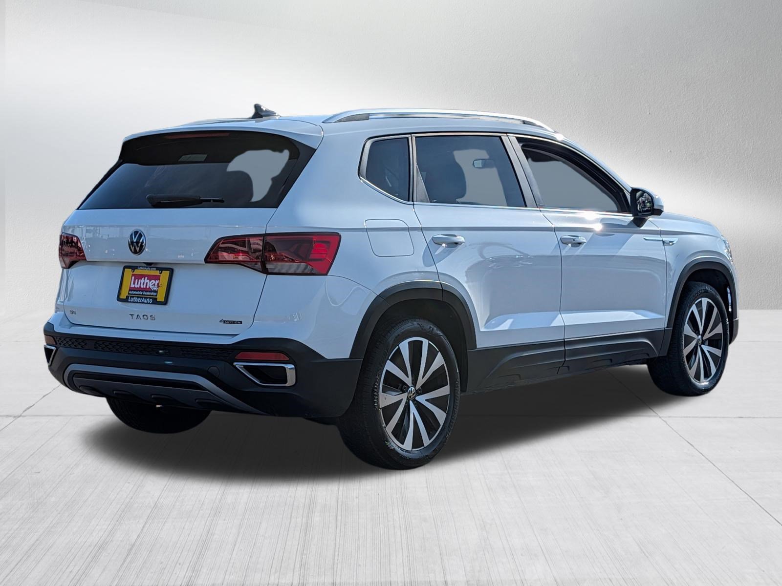 Used 2023 Volkswagen Taos SE w/ Panoramic Sunroof Package image 7