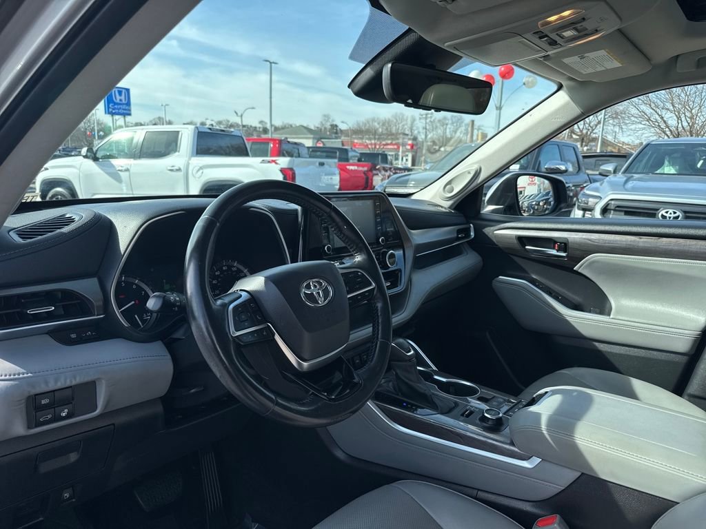 Used 2021 Toyota Highlander Limited AWD/4WD image 16