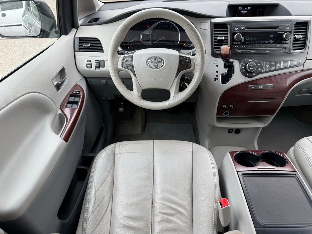 Used 2013 Toyota Sienna XLE image 25