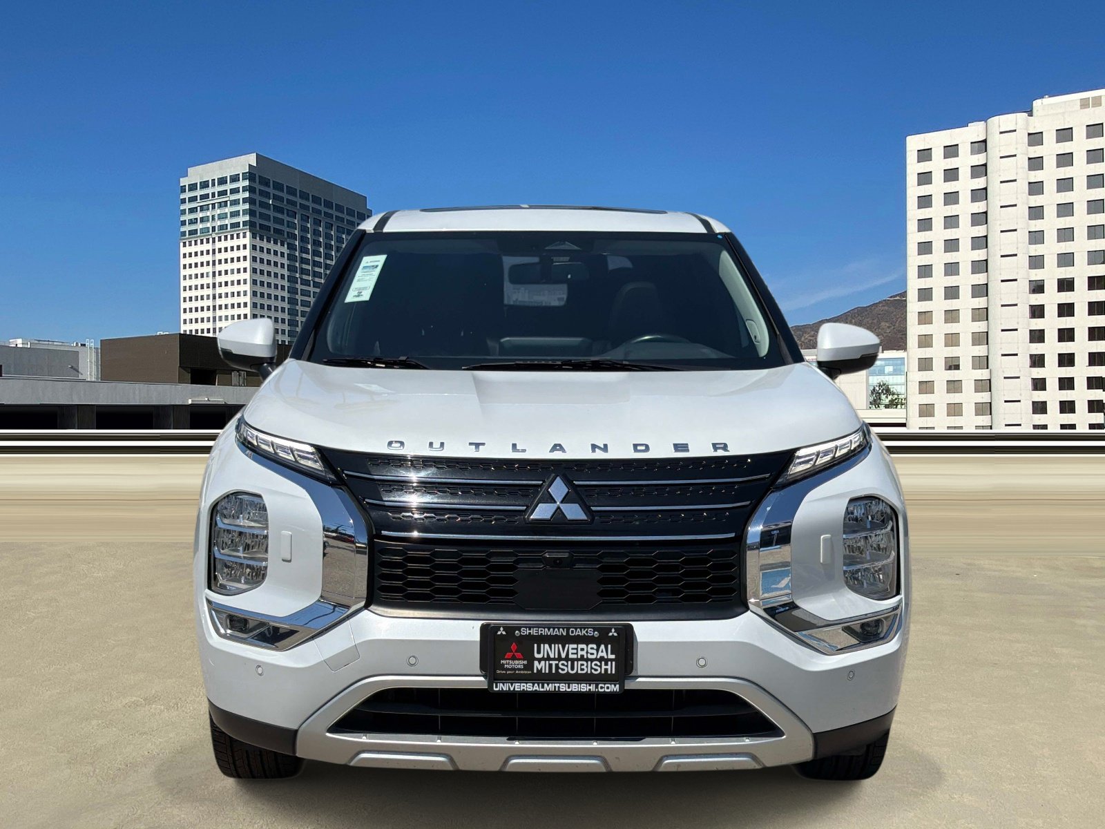 Used 2024 Mitsubishi Outlander 4WD Plug-In Hybrid image 2