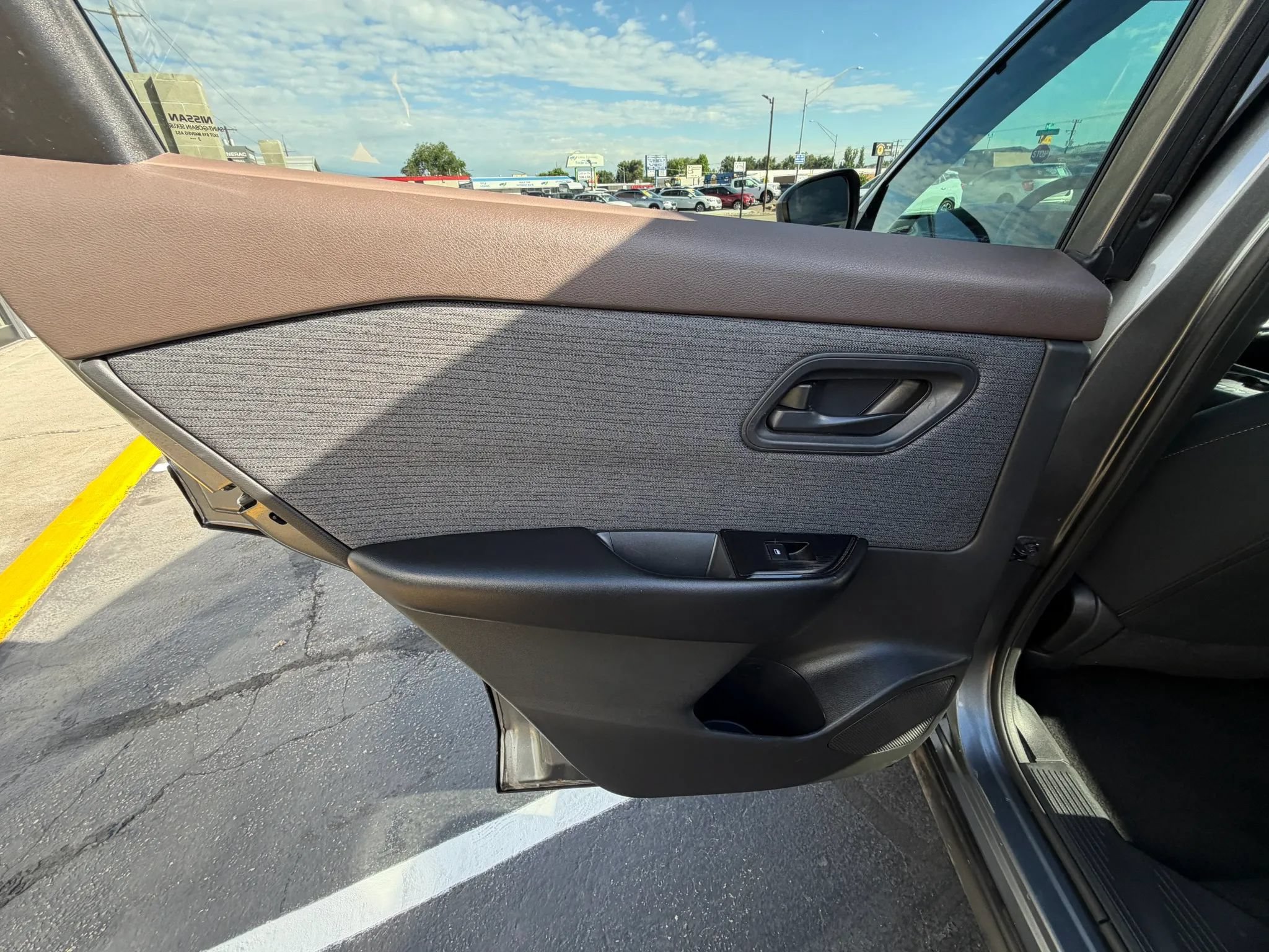 Used 2023 Nissan Rogue S AWD/4WD image 19