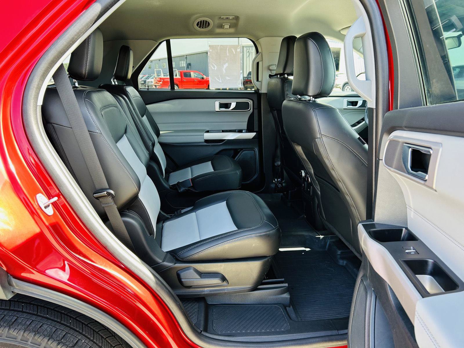 Used 2024 Ford Explorer XLT w/ Equipment Group 202A AWD/4WD image 30