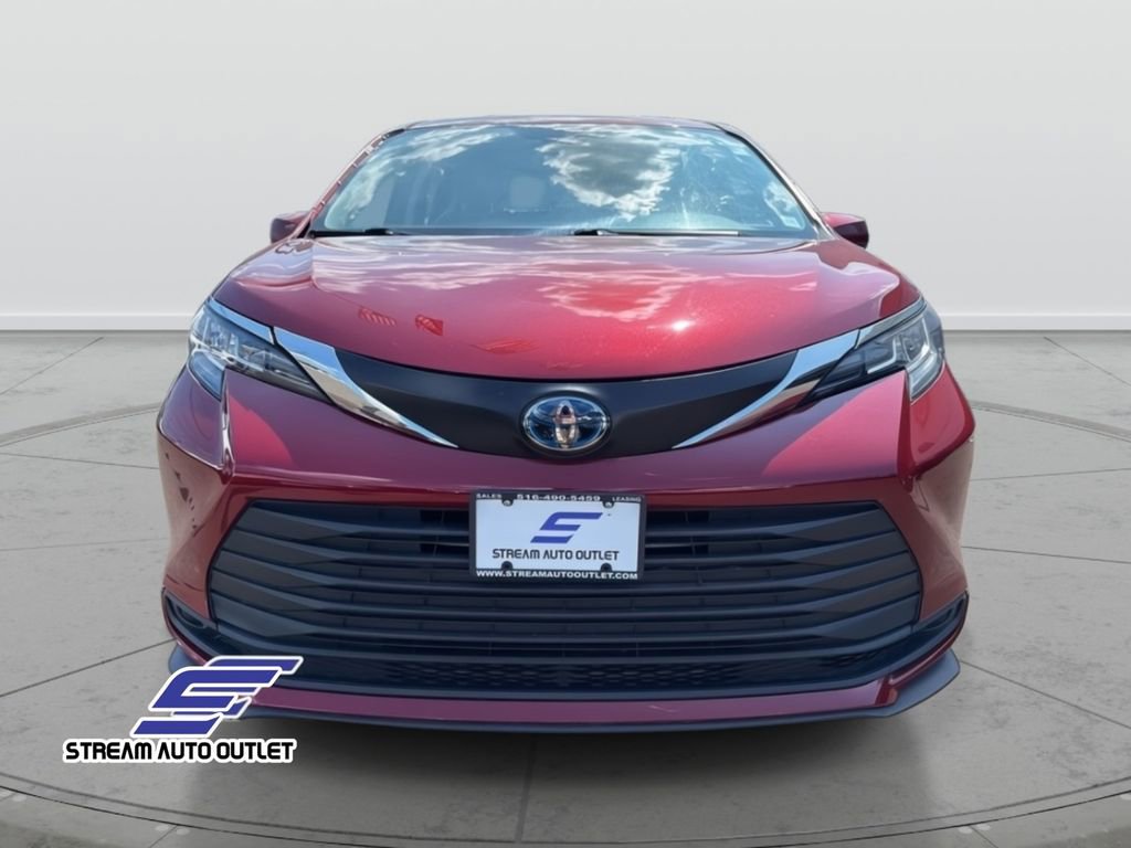 Used 2022 Toyota Sienna LE image 2