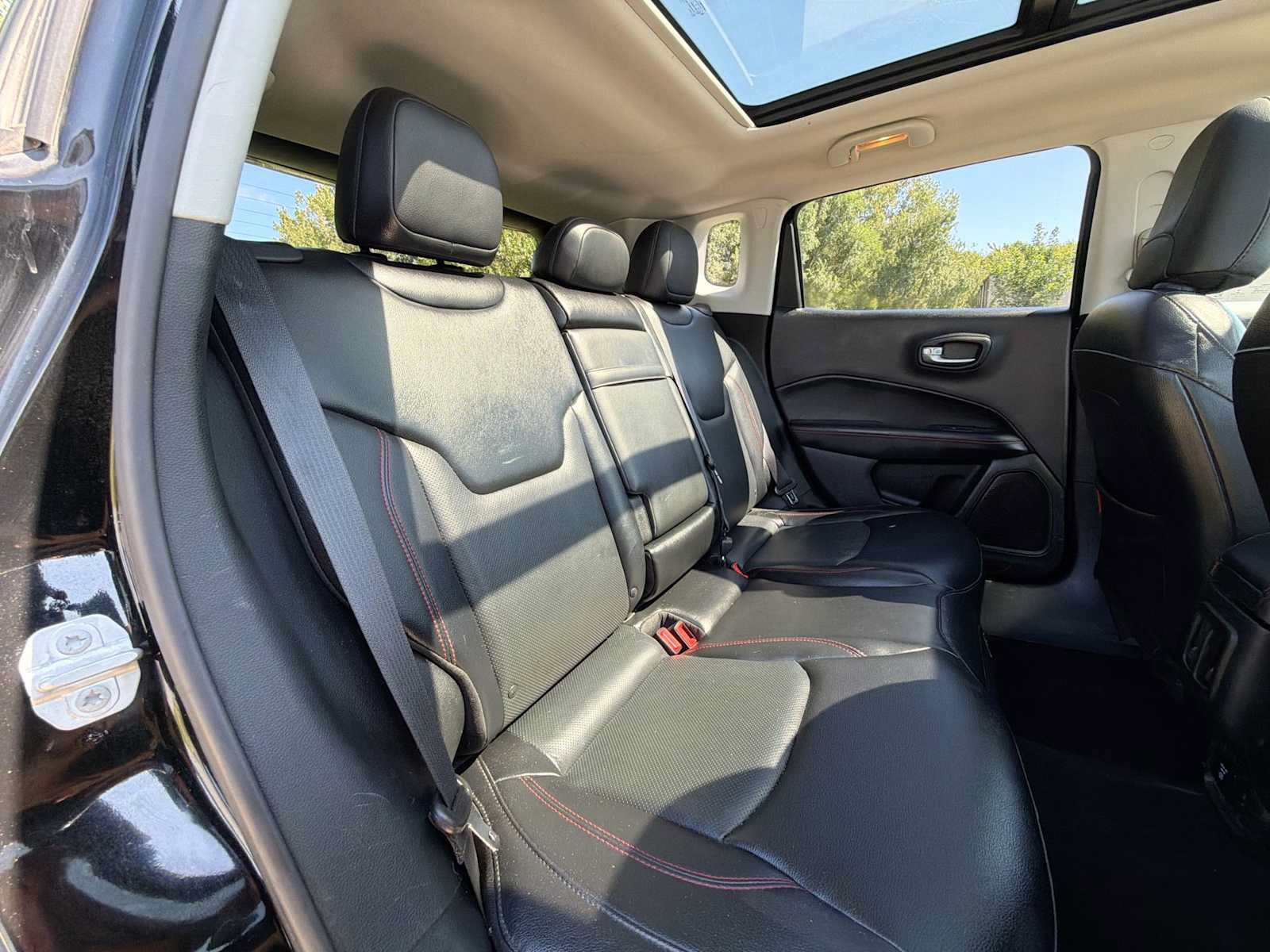 Used 2017 Jeep Compass Trailhawk w/ Leather Interior Group AWD/4WD image 18