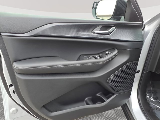 New 2025 Jeep Grand Cherokee Altitude image 9