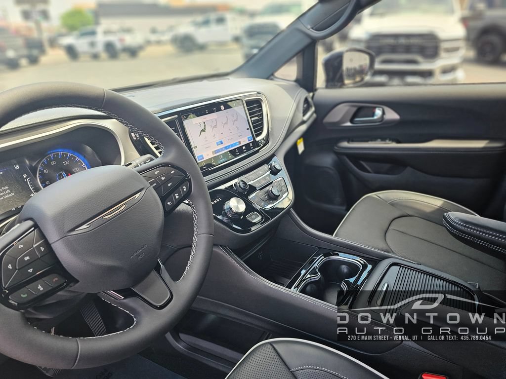 New 2027 Chrysler Pacifica Limited AWD/4WD image 24