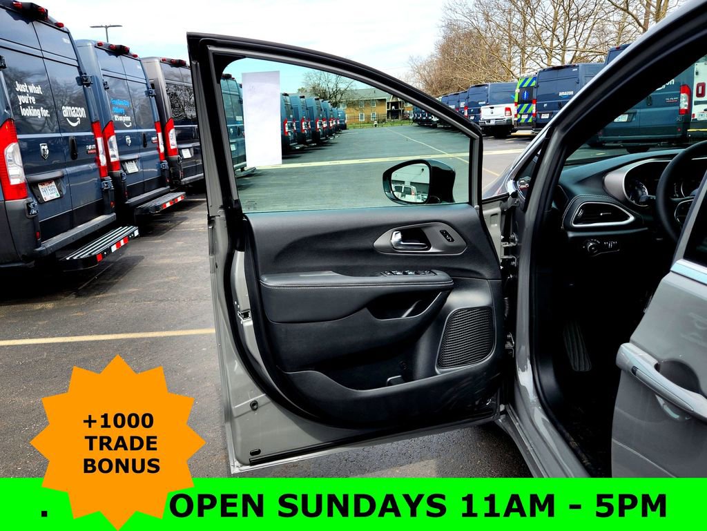 New 2025 Chrysler Pacifica Select image 11