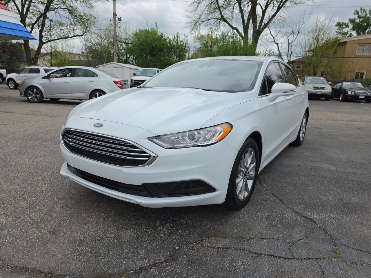 Used 2017 Ford Fusion SE FWD image 1