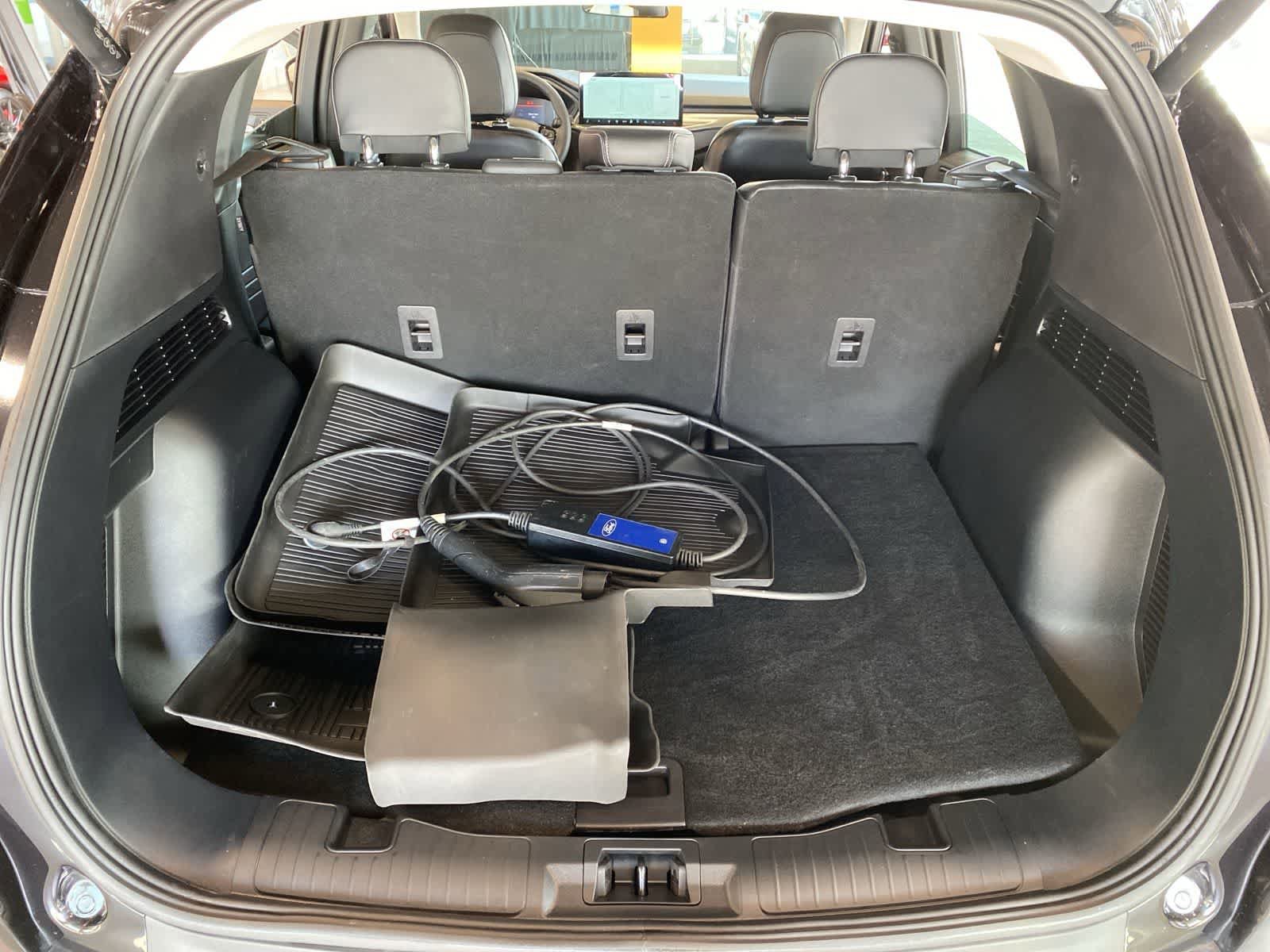 Used 2025 Ford Escape SE image 30