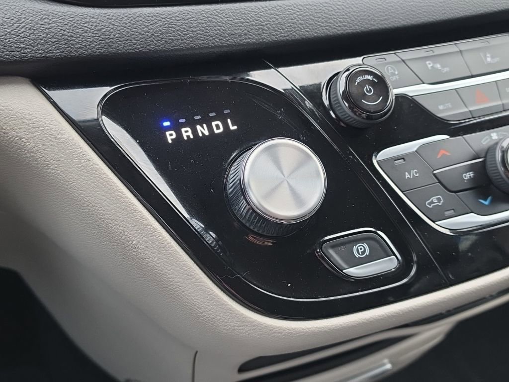 Used 2024 Chrysler Pacifica Touring-L FWD image 16