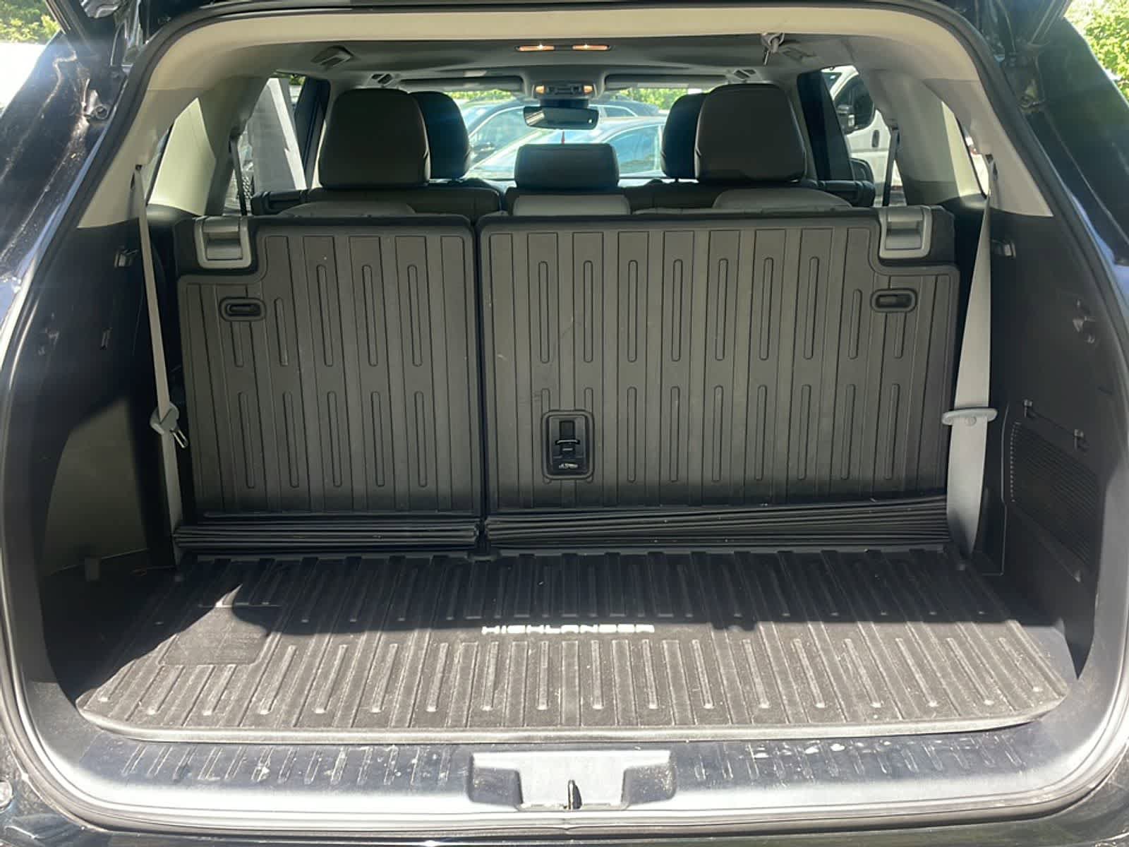 Used 2022 Toyota Highlander XLE AWD/4WD image 8