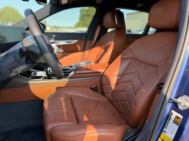 Used 2023 BMW i7 xDrive60 w/ Executive Package 2 AWD/4WD image 9