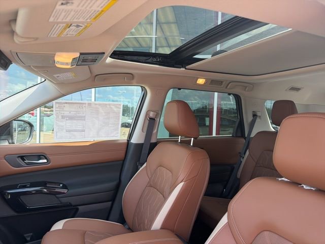 New 2026 Nissan Pathfinder Platinum FWD image 12