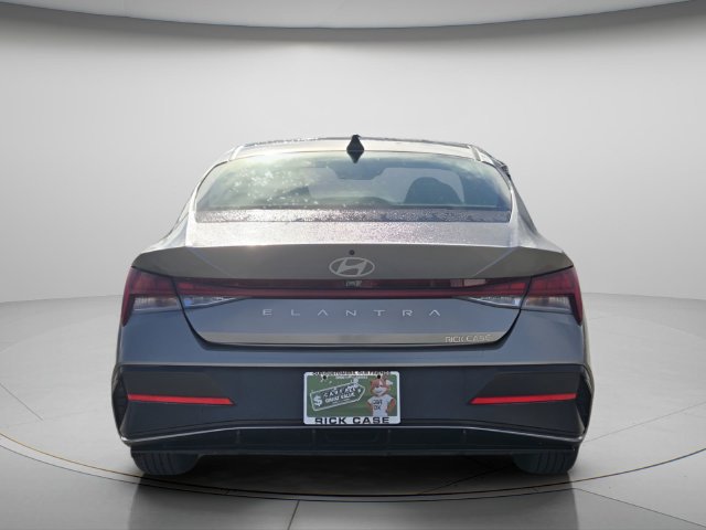 Used 2024 Hyundai Elantra SEL w/ Convenience Package FWD image 5