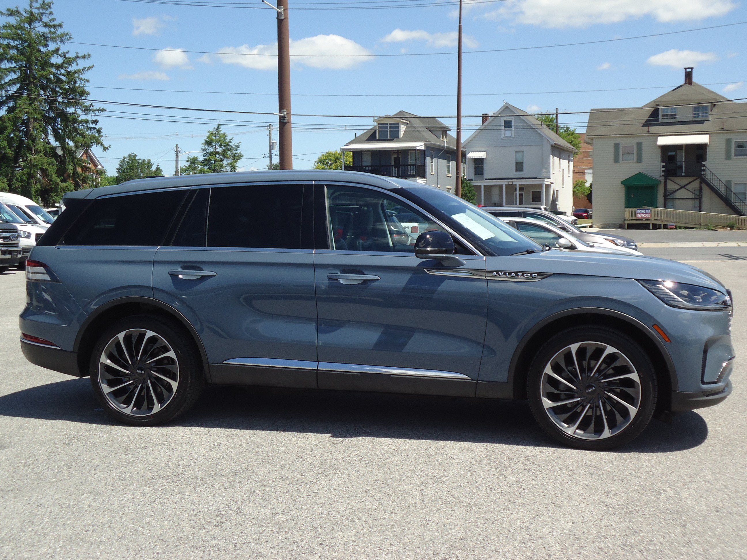 Used 2025 Lincoln Aviator Reserve w/ Equipment Group 201A AWD/4WD image 2