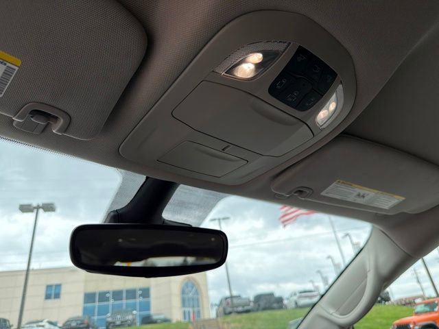 Used 2023 Chrysler Pacifica Touring-L image 38