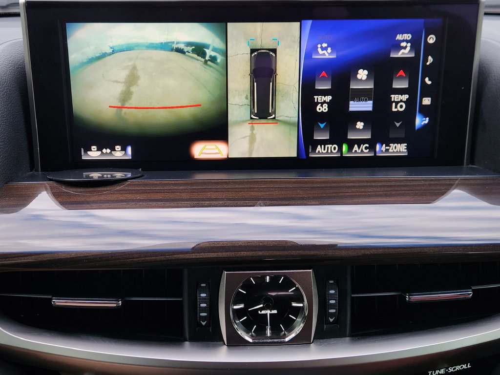 Used 2020 Lexus LX 570 4WD w/ Luxury Package image 18