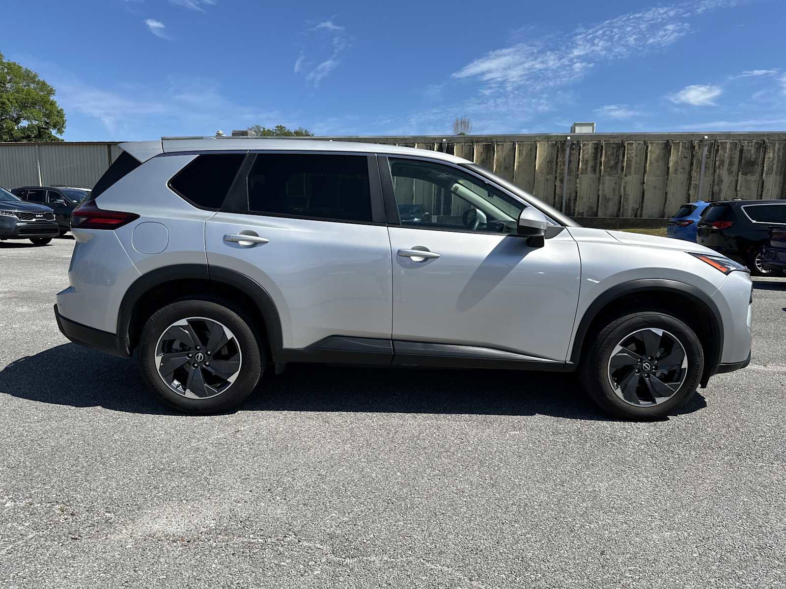 Used 2024 Nissan Rogue SV AWD/4WD image 9