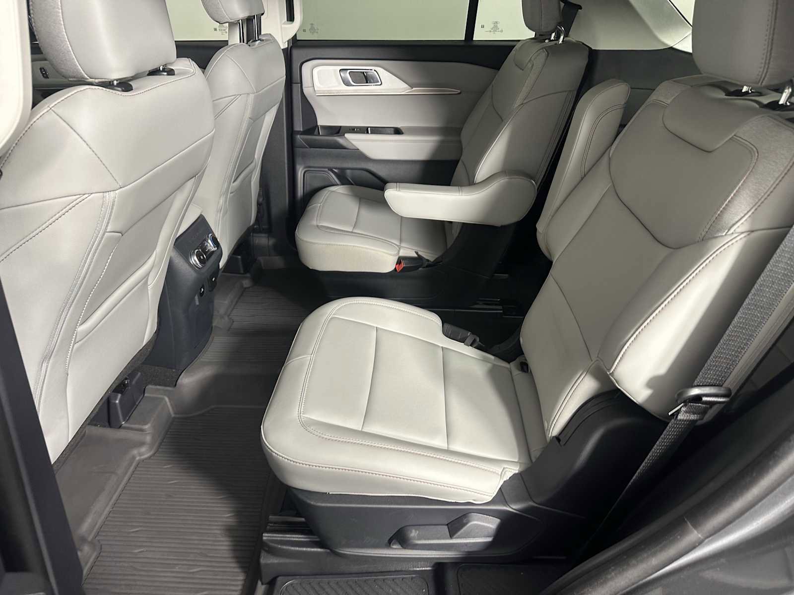 Used 2025 Ford Explorer Active w/ Active Comfort Package AWD/4WD image 19