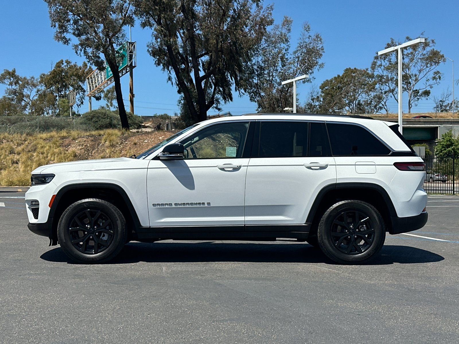 Used 2023 Jeep Grand Cherokee Limited w/ Trailer Tow Prep Group (B) image 2