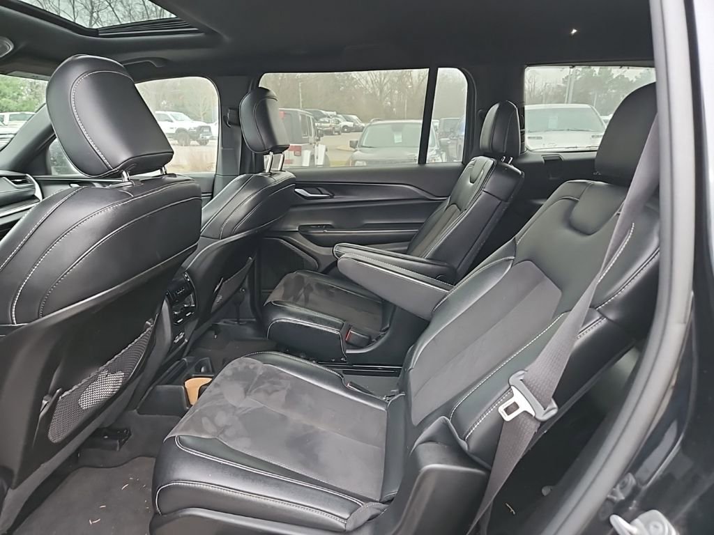 Used 2023 Jeep Grand Cherokee L Laredo image 15