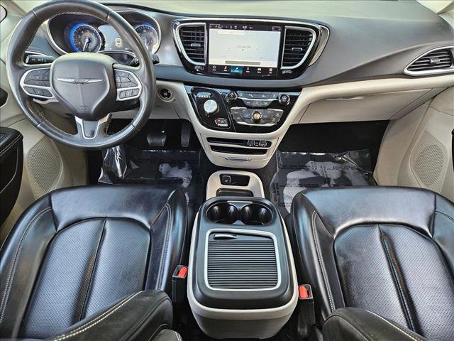 Used 2023 Chrysler Pacifica Touring-L image 15