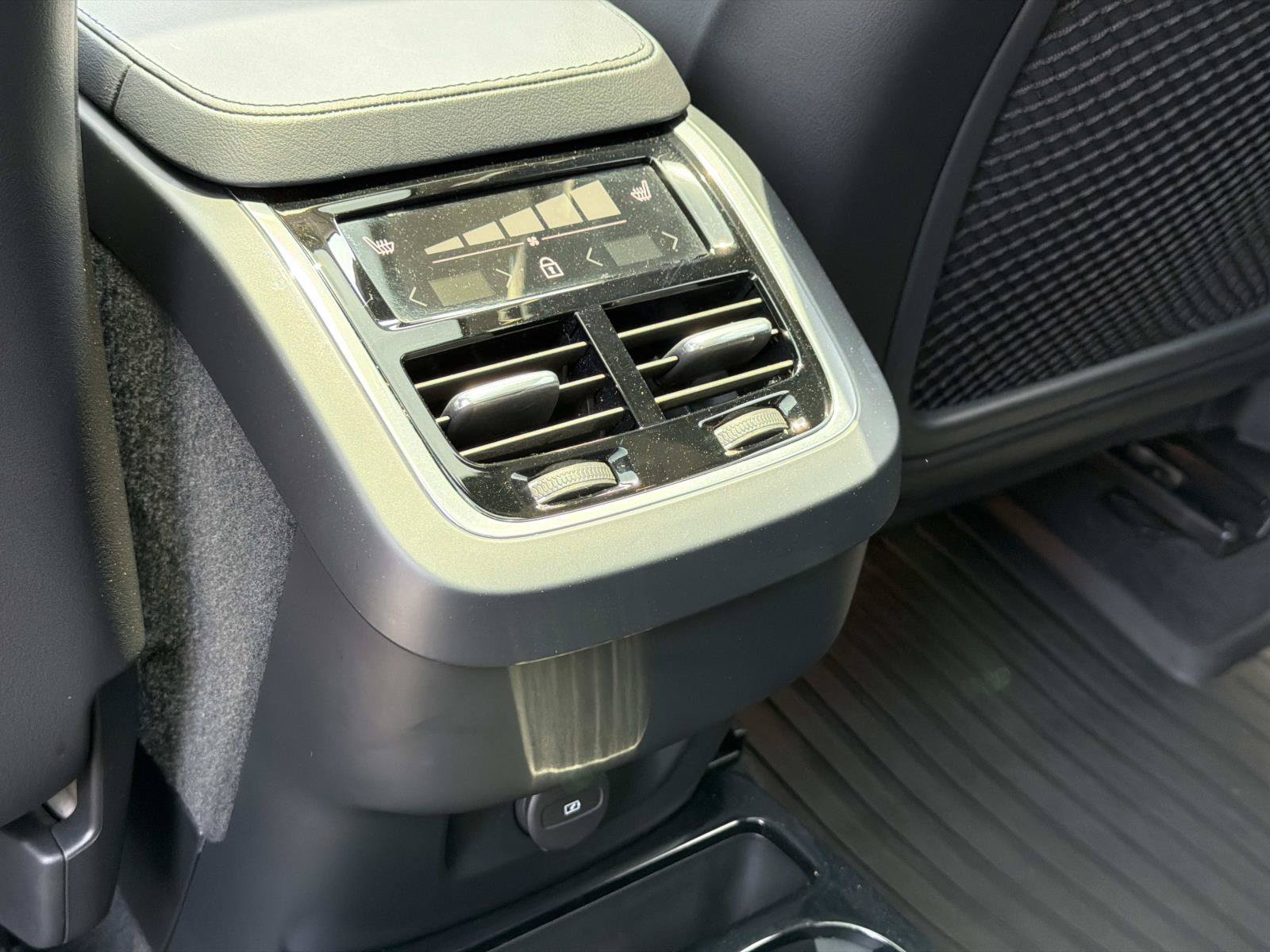 Certified 2024 Volvo XC90 B6 Plus AWD/4WD image 22