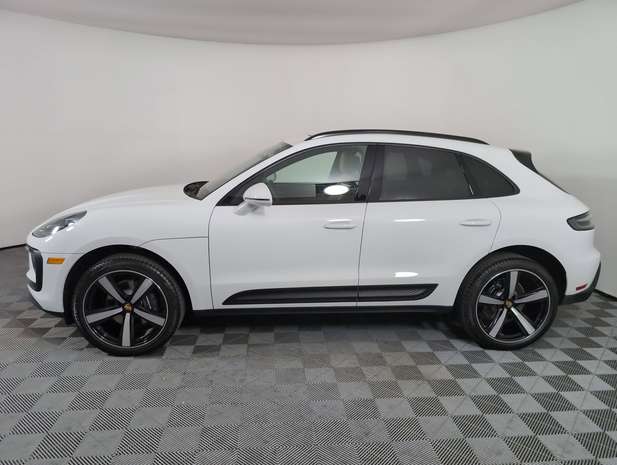 Certified 2026 Porsche Macan AWD/4WD image 2