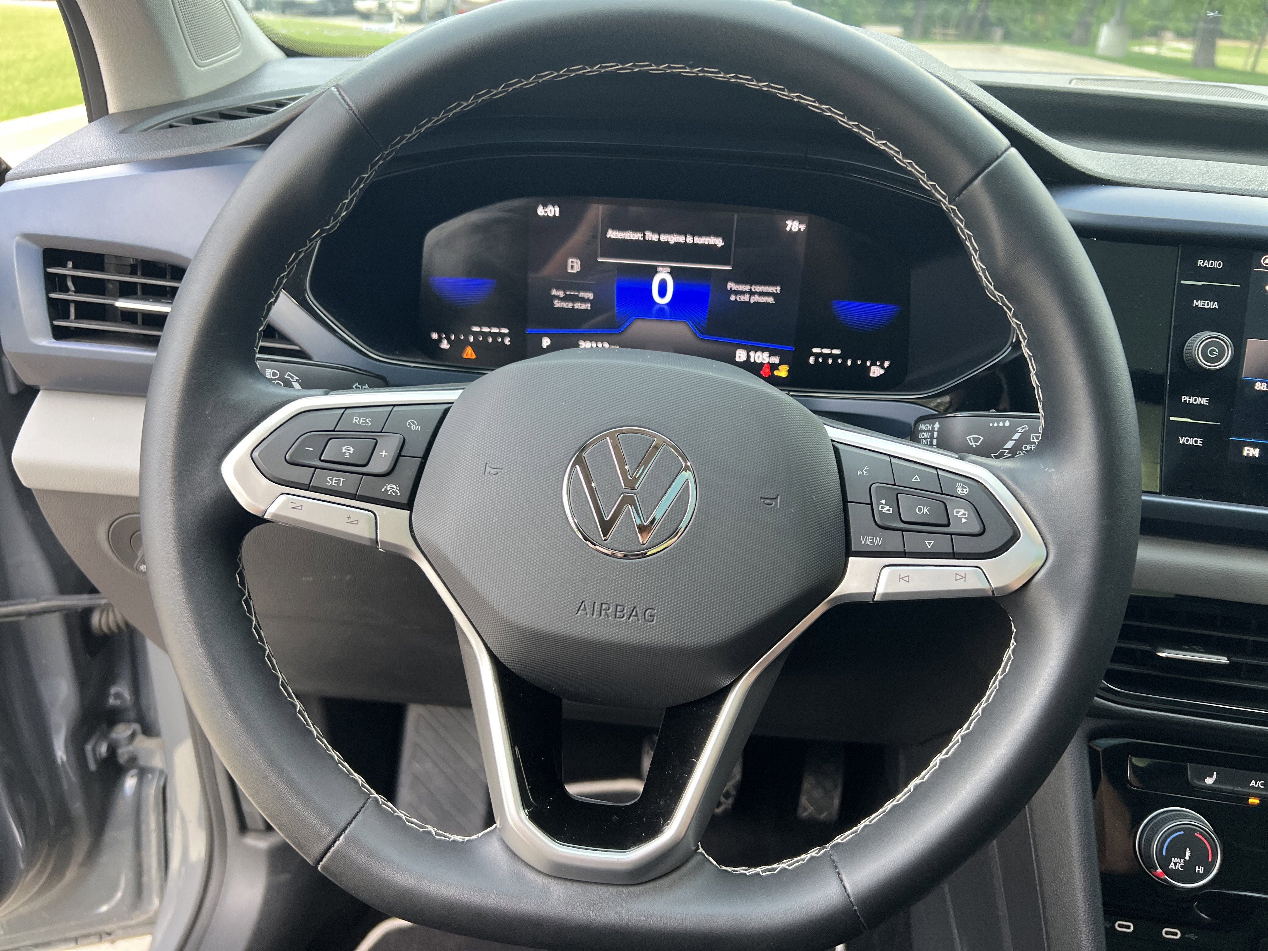 Used 2023 Volkswagen Taos SE w/ Panoramic Sunroof Package FWD image 16