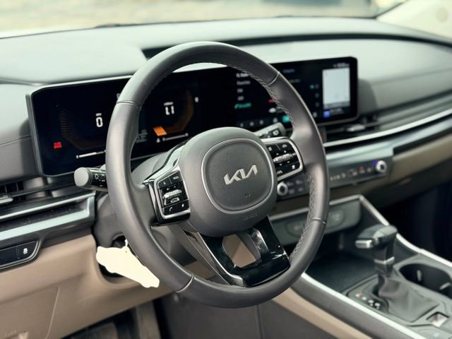 Used 2025 Kia Carnival image 9