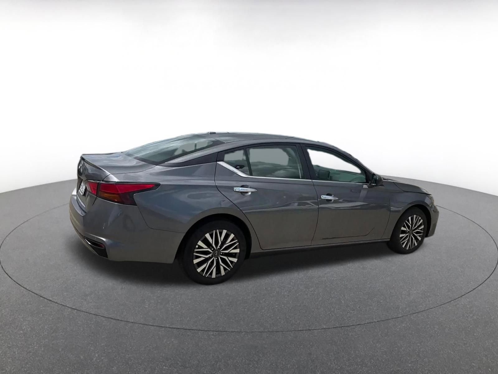 Used 2025 Nissan Altima 2.5 SV FWD image 14