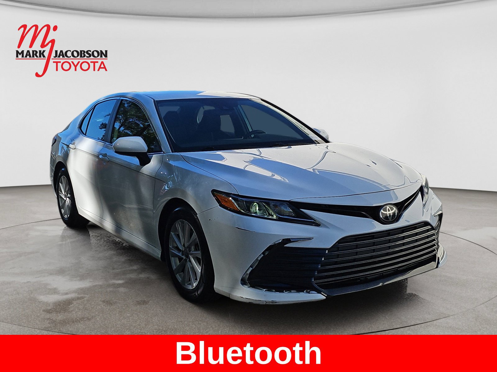 Used 2022 Toyota Camry LE FWD image 4