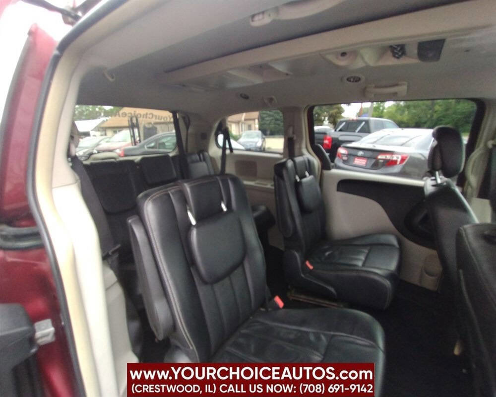 Used 2015 Chrysler Town & Country Touring image 19