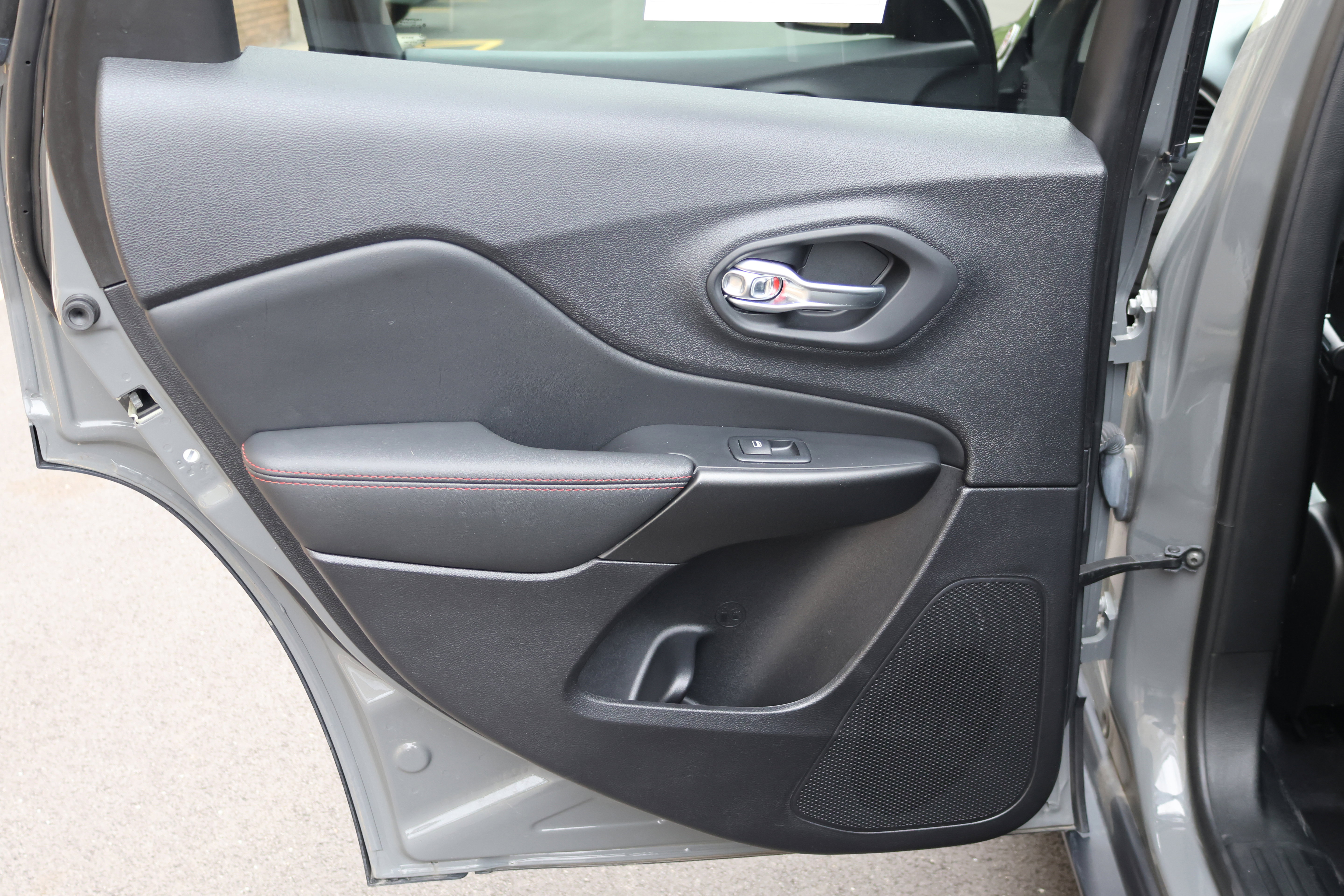 Used 2022 Jeep Cherokee Trailhawk AWD/4WD image 14
