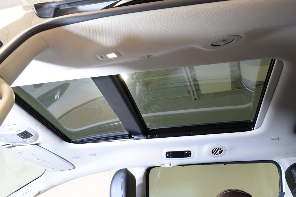 Used 2023 Chrysler Pacifica Limited AWD/4WD image 4