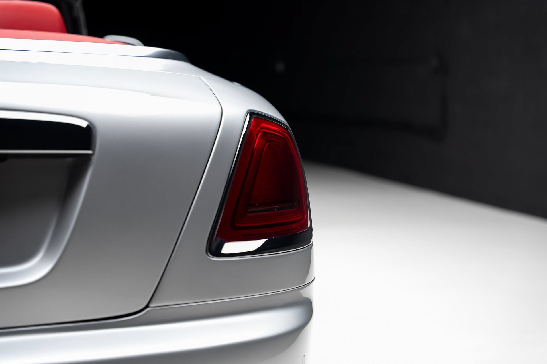 Used 2017 Rolls-Royce Dawn RWD image 32