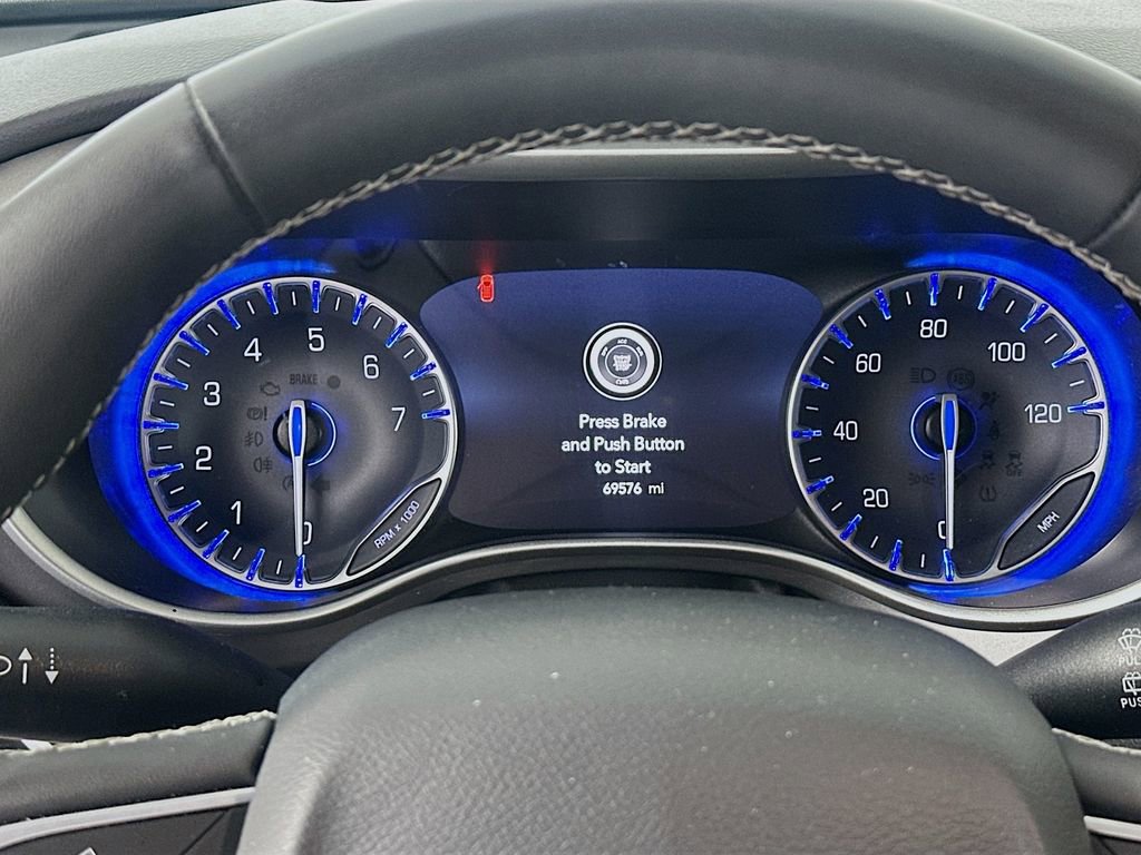 Used 2023 Chrysler Pacifica Touring-L image 12