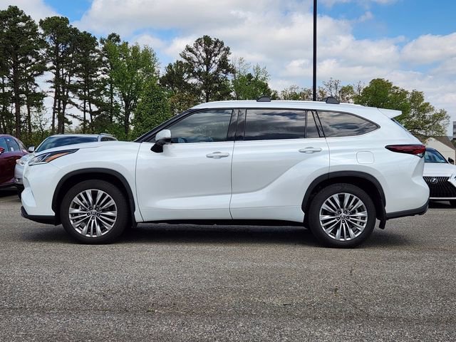 Used 2025 Toyota Highlander Platinum image 2